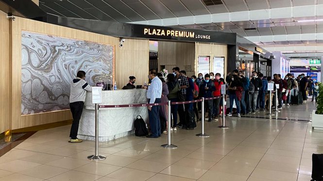 Delhi Airport Lounge - Queue