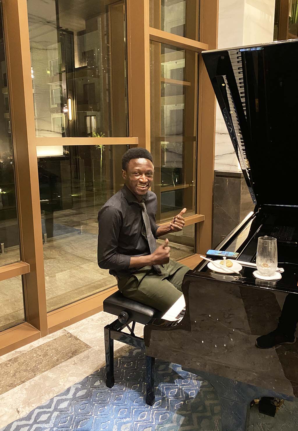 live music performer - looking like MKBHD